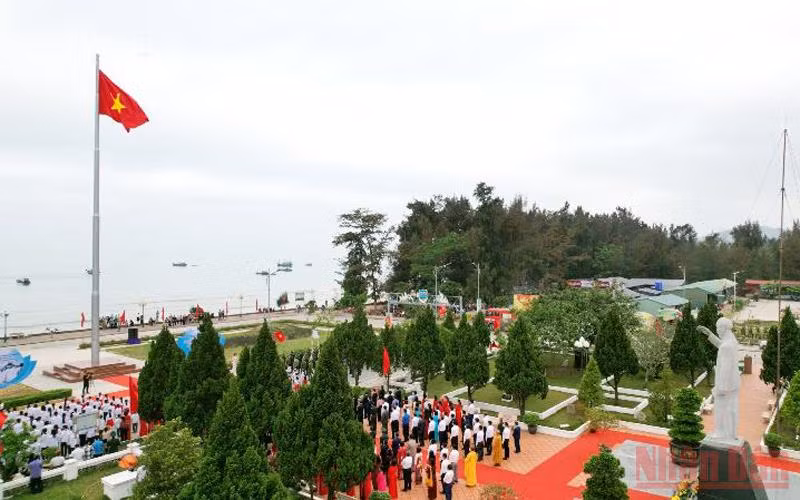 Lễ thượng cờ và khánh thành Cột cờ trên đảo Cô Tô -0
