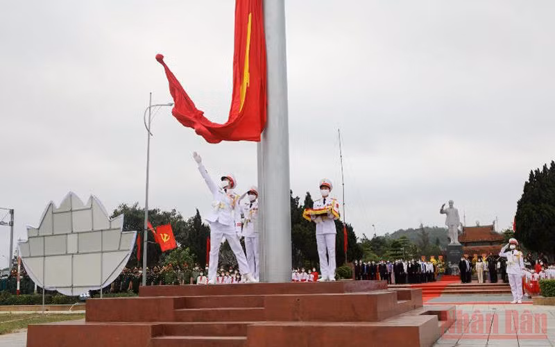 6 giờ 30 phút ngày 26/4, Lễ thượng cờ trên đảo Cô Tô được tổ chức trọng thể.