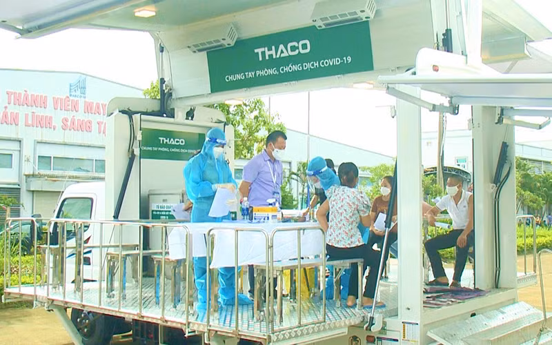 Ngành y tế tỉnh Quảng Bình triển khai tiêm vắc-xin cho công nhân bằng xe tiêm phòng lưu động.