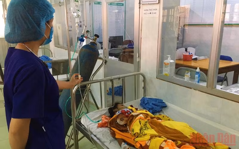 Bệnh nhi bị ngộ độc nấm đang được điều trị ở Bệnh viện đa khoa huyện Minh Hóa.