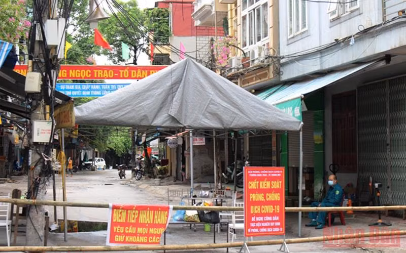Chốt kiểm soát, phong tỏa tổ dân phố 10, phường Ngọc Trạo, thành phố Thanh Hóa.