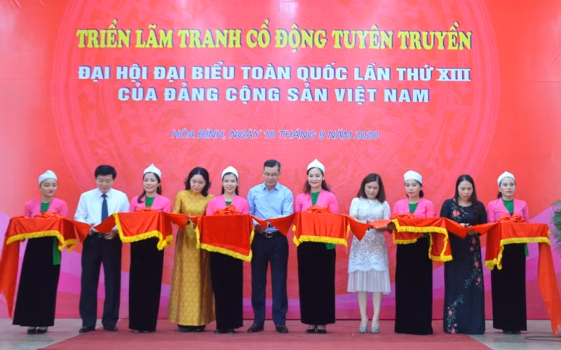 Đại diện lãnh đạo Bộ VH, TT và DL cùng lãnh đạo tỉnh Hòa Bình cắt băng khai mạc triển lãm.