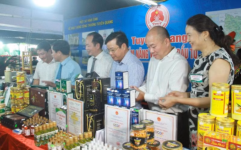Hơn 200 doanh nghiệp tham dự Hội chợ thương mại Festival Huế 2022 -0