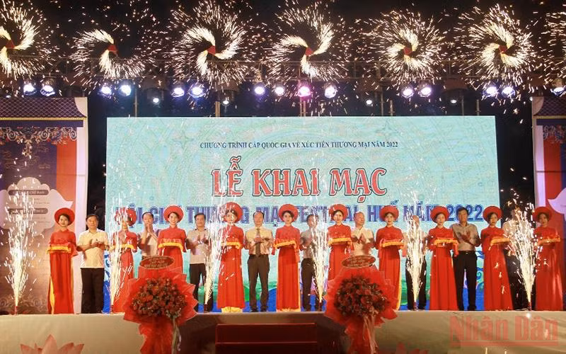 Cắt băng khai mạc Hội chợ thương mại Festival Huế 2022.