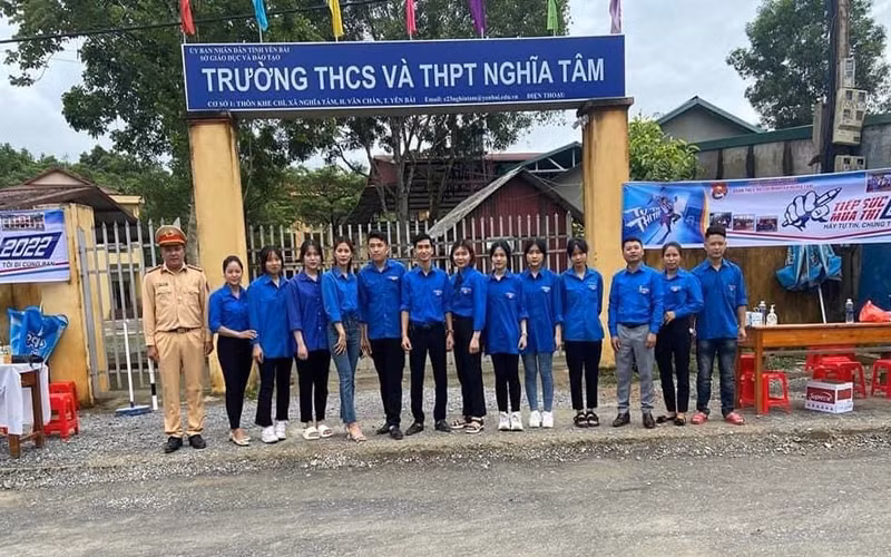Đội thanh niên tình nguyện xã Nghĩa Tâm, huyện Văn Chấn (Yên Bái) tiếp sức mùa thi.