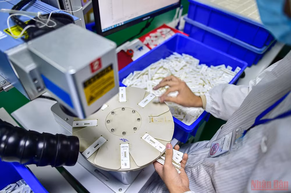 Cận cảnh quy trình sản xuất kit Test nhanh kháng nguyên SARS-CoV-2 “Made in Viet Nam” -0