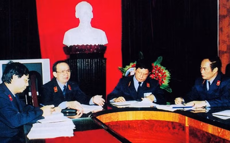 Đồng chí Hà Mạnh Trí (thứ hai từ trái sang). (Ảnh: Baovephapluat.vn)