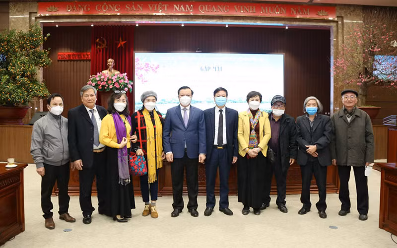 Bí thư Thành ủy Hà Nội Đinh Tiến Dũng với các đại biểu văn nghệ sĩ, trí thức Thủ đô.