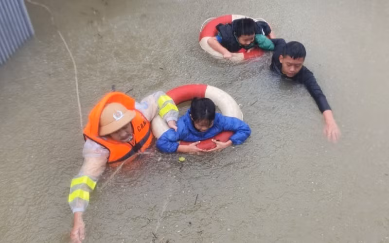 Sơ tán người dân Cẩm Xuyên, Hà Tĩnh ra khỏi nơi nguy hiểm. Ảnh: NGÔ TUẤN.