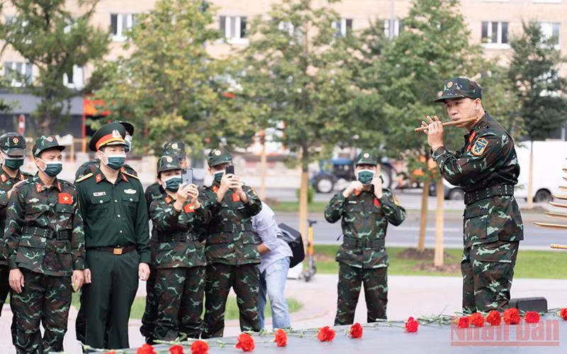 Đoàn Quân đội nhân dân Việt Nam dâng hoa tưởng nhớ Chủ tịch Hồ Chí Minh tại Nga -0