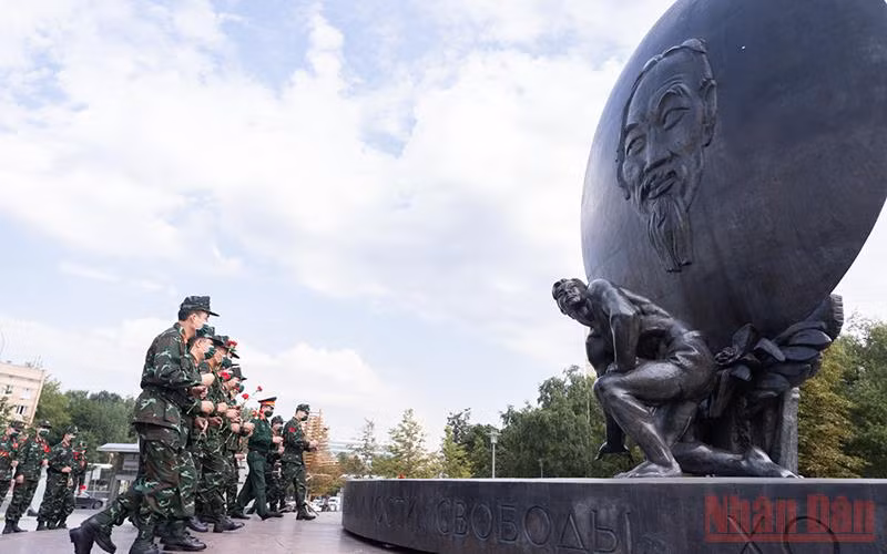 Đoàn Quân đội nhân dân Việt Nam dâng hoa tại Tượng đài Hồ Chí Minh ở thủ đô Moscow, Liên bang Nga.