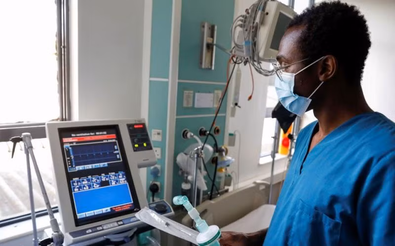 Nhân viên y tế hướng dẫn cách khởi động máy thở tại Bệnh viện Karen, Nairobi, Kenya, ngày 6/4/2020. (Ảnh: REUTERS)