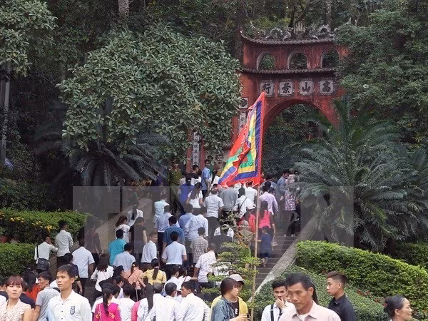 Du khách thập phương về dự Giỗ tổ Hùng Vương, Lễ hội Đền Hùng 2017. (Ảnh: Quốc Khánh/TTXVN)