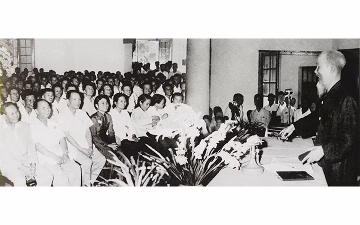 Tại Đại hội lần thứ III của Hội Nhà báo Việt Nam, Chủ tịch Hồ Chí Minh căn dặn: Cán bộ báo chí cũng là chiến sĩ cách mạng. Cây bút, trang giấy là vũ khí sắc bén (8/9/1962). Ảnh tư liệu