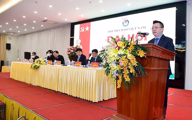 Đồng chí Lê Quốc Minh, Ủy viên trung ương Đảng, Tổng Biên tập Báo Nhân Dân, Phó Trưởng ban Tuyên giáo Trung ương, Chủ tịch Hội Nhà báo Việt Nam phát biểu khai mạc Đại hội. (Ảnh: Thành Đạt)