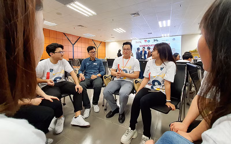 Phó Bí thư Thành đoàn Trần Quang Hưng, người từng từ chối lời mời của công ty truyền thông nổi tiếng của Mỹ Bloomberg để trở về cống hiến sức trẻ cho quê hương, tham gia các hoạt động tại Leader Camp 2021 cùng các bạn sinh viên. 