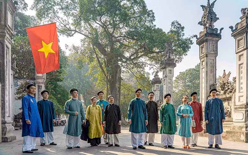 Vẻ đẹp áo dài ngũ thân nam truyền thống. Ảnh: CÔNG BÌNH