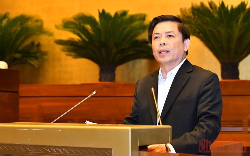 Bộ trưởng Giao thông vận tải Nguyễn Văn Thể trình bày Tờ trình về chủ trương đầu tư 3 dự án đường bộ cao tốc. (Ảnh: LINH NGUYÊN)