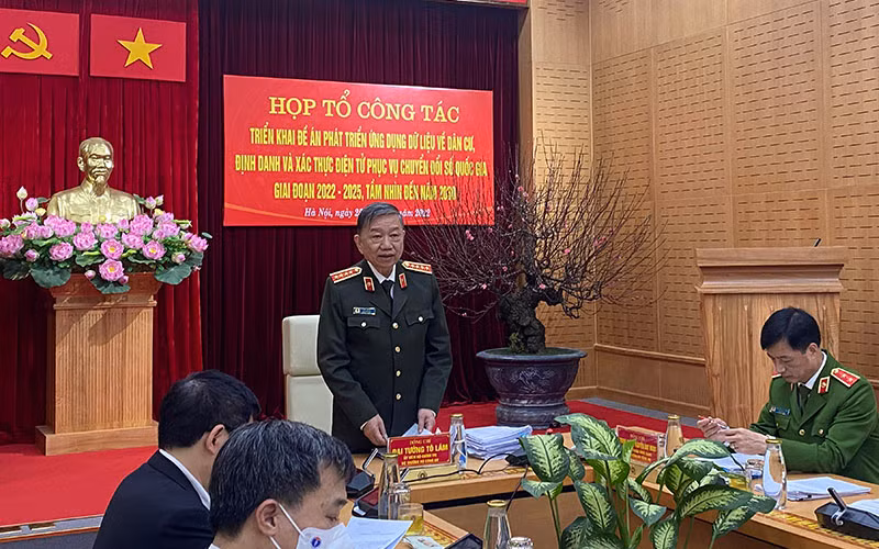 Bộ trưởng Công an Tô Lâm đề nghị đẩy nhanh việc ứng dụng các tiện ích từ cơ sở dữ liệu quốc gia về dân cư để phục vụ người dân và doanh nghiệp.