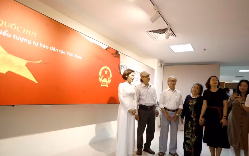 Triển lãm 'Quốc kỳ, Quốc ca, Quốc huy - biểu tượng của lòng tự hào dân tộc Việt Nam' thu hút sự quan tâm của người xem.