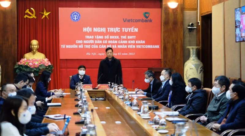 Hội nghị trực tuyến trao tặng sổ bảo hiểm xã hội, thẻ bảo hiểm y tế cho người dân có hoàn cảnh khó khăn.