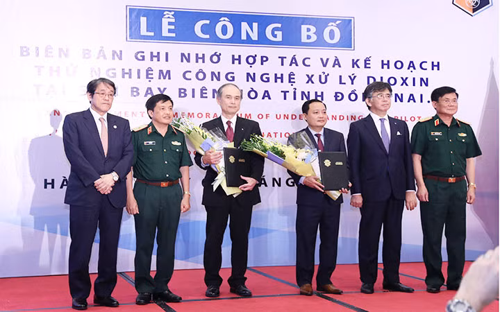 Lễ công bố Biên bản ghi nhớ hợp tác và kế hoạch thử nghiệm công nghệ xử lý dioxin tại sân bay Biên Hòa (Đồng Nai) giữa Tập đoàn Shimizu Nhật Bản và Binh chủng Hóa học (Bộ Quốc phòng).