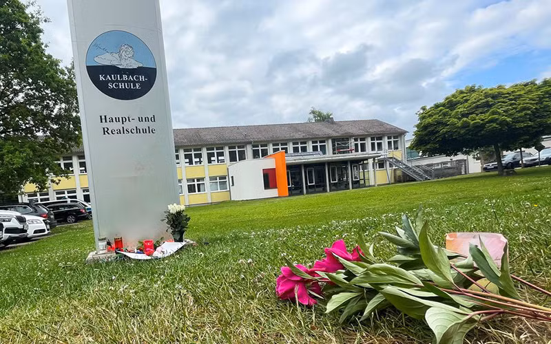 Nhiều người đã đến đặt hoa và nến tại trường trung học Kaulbach. (Ảnh: Reuters)