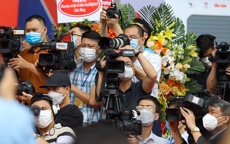 Phóng viên các cơ quan báo chí tác nghiệp tại Hội báo toàn quốc năm 2022. (Ảnh NGỌC CHÂU)