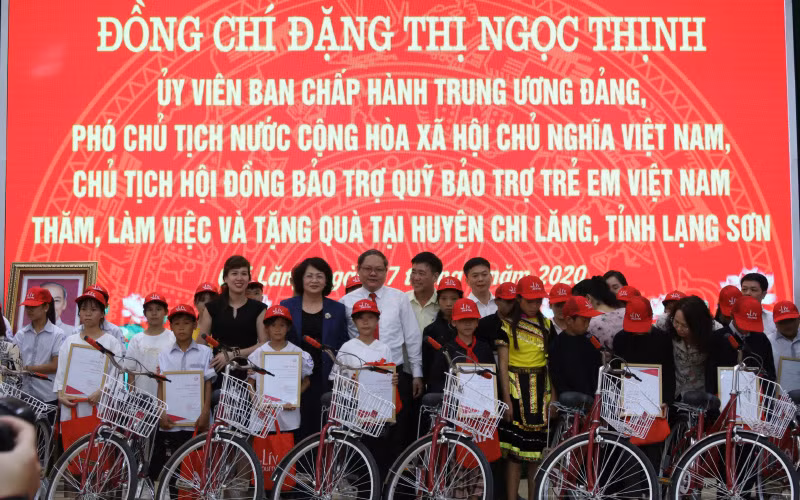 Phó Chủ tịch nước Đặng Thi Ngọc Thịnh, trao tặng quà, xe đạp cho học sinh có hoàn cảnh khó khăn trên địa bàn huyện Chi Lăng, (Lạng Sơn).