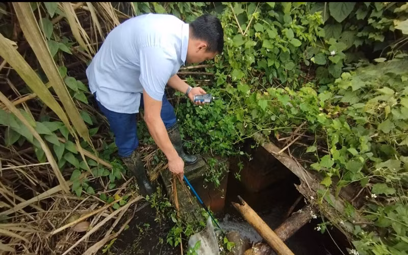 Ngành chức năng tiến hành kiểm tra, đo đạc, lấy mẫu nước thải xả ra môi trường của nhà máy bột giấy Công ty Cổ phần Hải Hà.