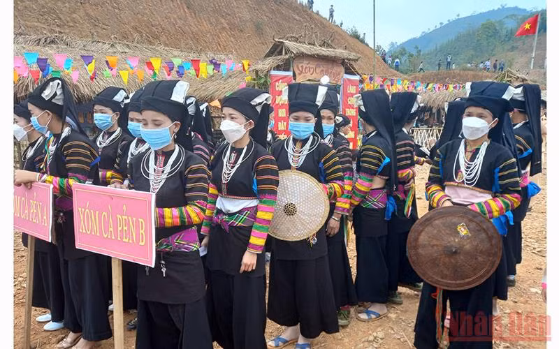 Đồng bào dân tộc Lô Lô xã Đức Hạnh dự ngày hội văn hóa.