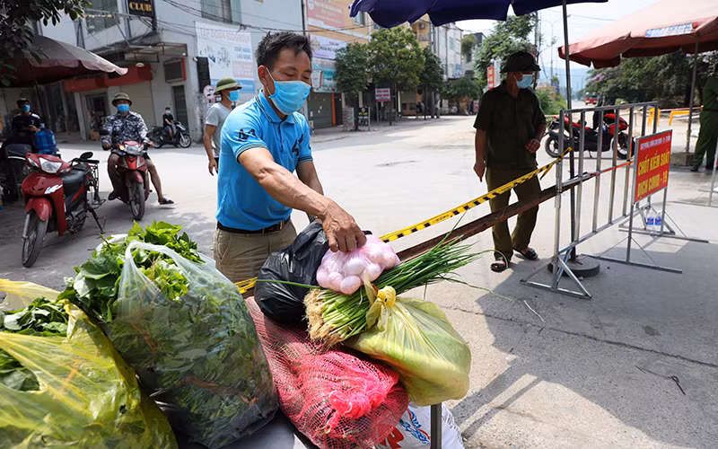 Cung cấp rau xanh cho khu vực cách ly y tế tại thôn My Điền, thị trấn Nếnh, huyện Việt Yên, tỉnh Bắc Giang. Ảnh: Danh Lam