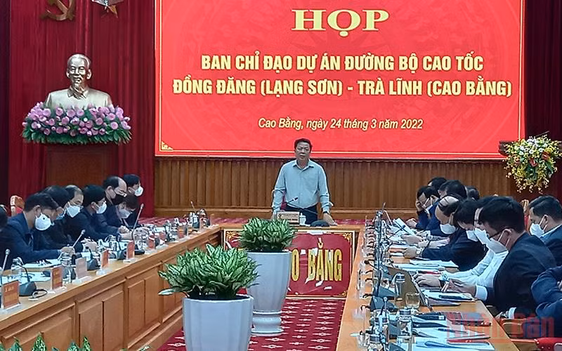 Đồng chí Trần Hồng Minh, Ủy viên Trung ương Đảng, Bí thư Tỉnh ủy Cao Bằng phát biểu ý kiến tại cuộc họp.
