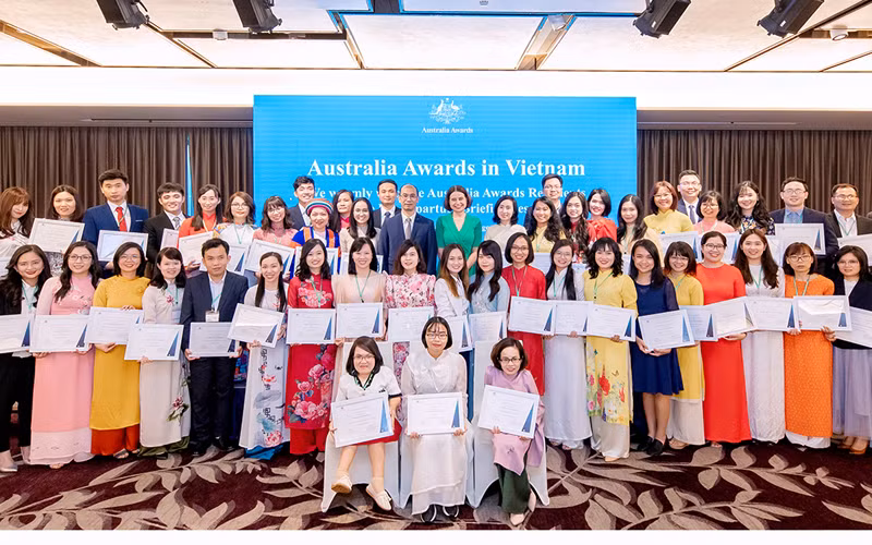 Đại sứ Australia tại Việt Nam Robyn Mudie, Tiến sĩ Nguyễn Tiến Dũng, Phó Vụ trưởng Vụ Hợp tác Quốc tế, Bộ Giáo dục và Đào tạo Việt Nam và các sinh viên Việt Nam chuẩn bị sang học tập tại các trường đại học Australia theo Chương trình Học bổng Chính phủ Australia.