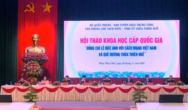 Đoàn Chủ tịch chủ trì hội thảo.
