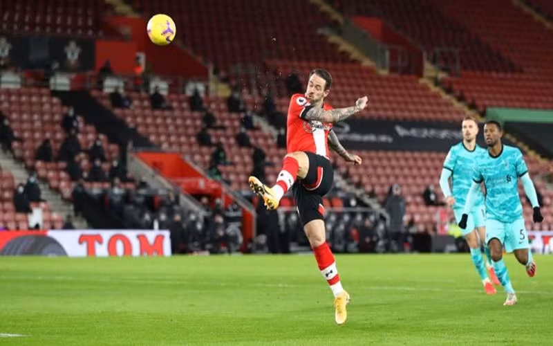Pha ghi bàn điệu nghệ của D. Ings (áo đỏ trắng) vào lưới Liverpool.