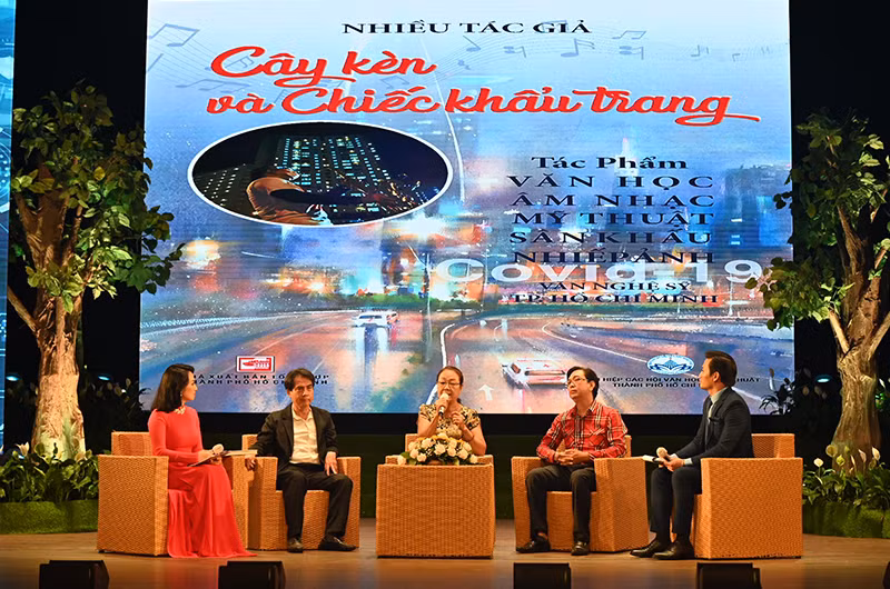 Giao lưu với các đại biểu trong chương trình.