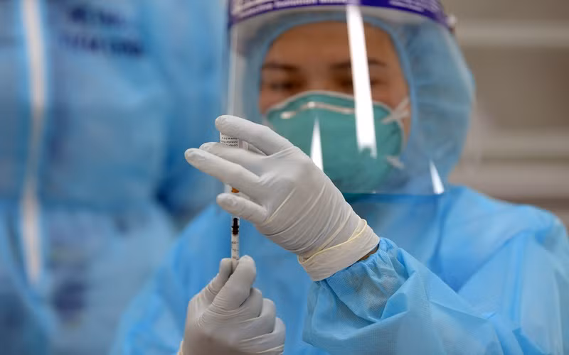 Nhân viên y tế Việt Nam tiêm vaccine ngừa Covid-19 cho người dân. (Ảnh: DUY LINH)