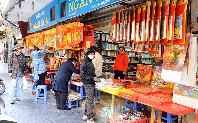Việc quản lý vỉa hè hiện vô cùng phức tạp và vẫn đang “rối”. Ảnh: THANH TRÚC