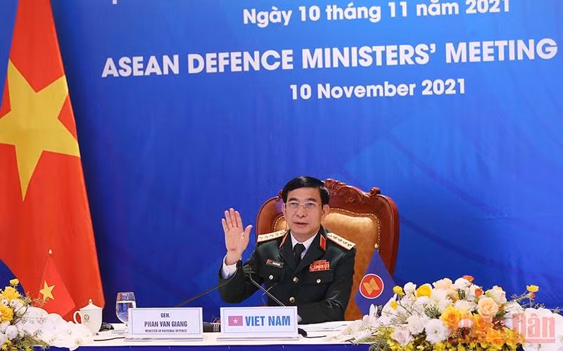 Đại tướng Phan Văn Giang, Bộ trưởng Quốc phòng tham dự Hội nghị hẹp Bộ trưởng Quốc phòng các nước ASEAN, tại điểm cầu Hà Nội. (Ảnh: Trọng Đức)