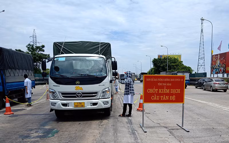 Các chốt kiểm dịch tỉnh Thái Bình kiểm soát chặt người, phương tiện ra vào địa bàn trong bối cảnh dịch Covid-19 còn diễn biến phức tạp.