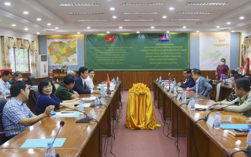 Quang cảnh làm việc giữa Ban Chỉ đạo 515 tỉnh Long An và Ban Chuyên trách tỉnh Svay Rieng.