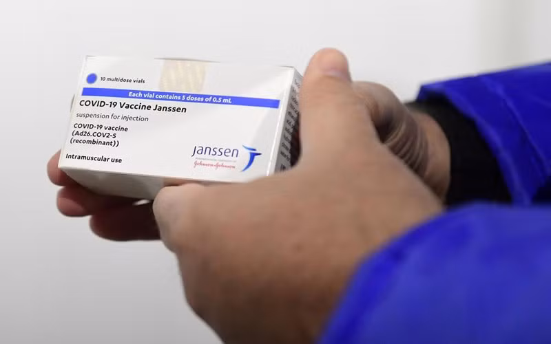 Hộp đựng vaccine ngừa Covid-19 của Johnson & Johnson. (Ảnh: AP)