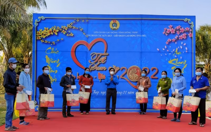 Chủ tịch Liên đoàn Lao động tỉnh Đồng Tháp Trần Hoàng Vũ trao quà cho đoàn viên, người lao động tại Chương trình “Tết sum vầy-Xuân bình an”.