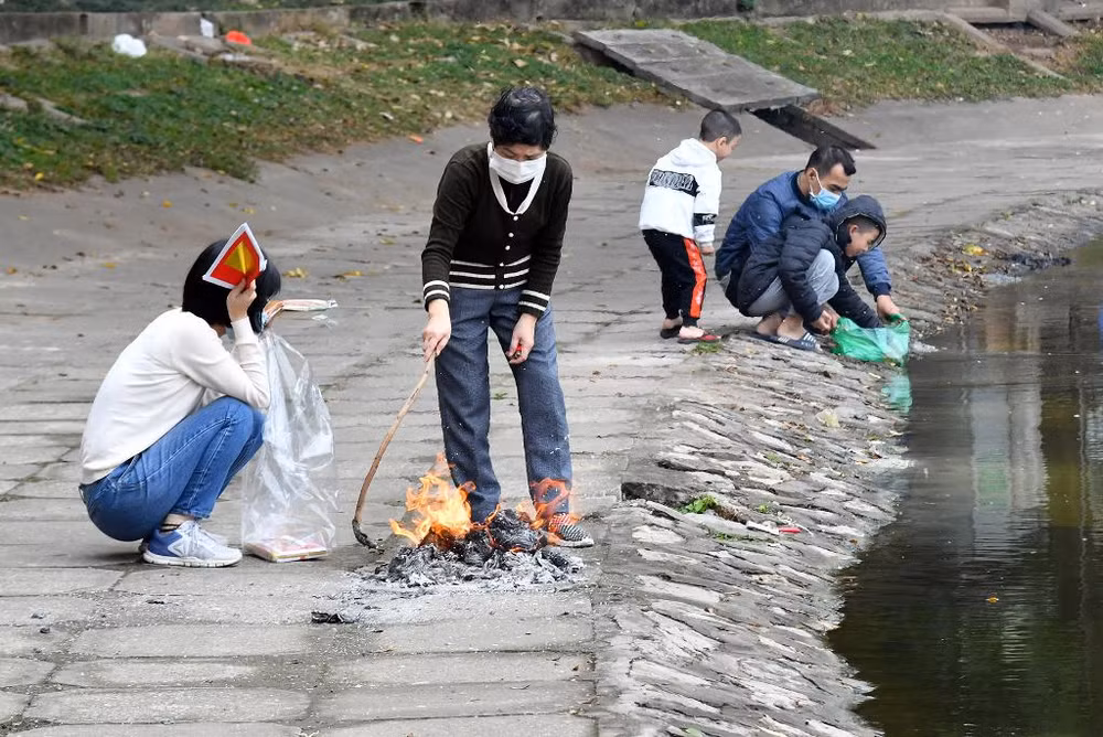 Người dân Hà Nội thả cá chép tiễn ông Táo về trời -0
