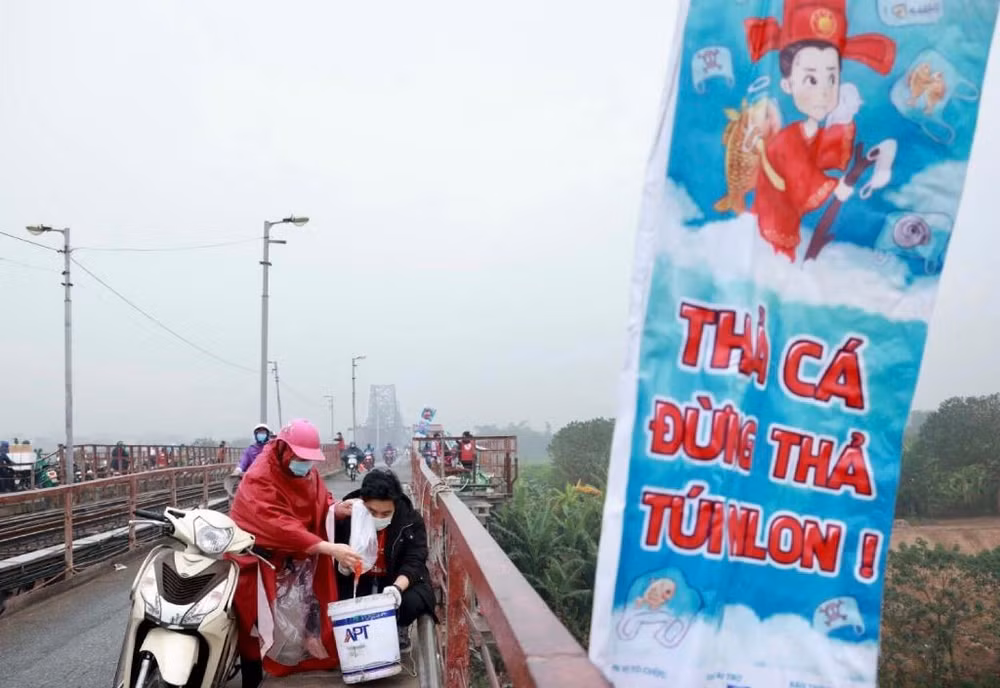 Người dân Hà Nội thả cá chép tiễn ông Táo về trời -0