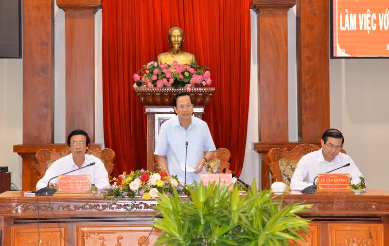 Đồng chí Đào Ngọc Dung phát biểu tại buổi làm việc.  