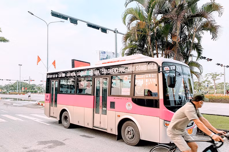 Xe buýt của Công ty trách nhiệm hữu hạn vận tải Thịnh Hưng đang khai thác trên tuyến Sân bay Cát Bi-cầu sông Hóa (huyện Vĩnh Bảo). 