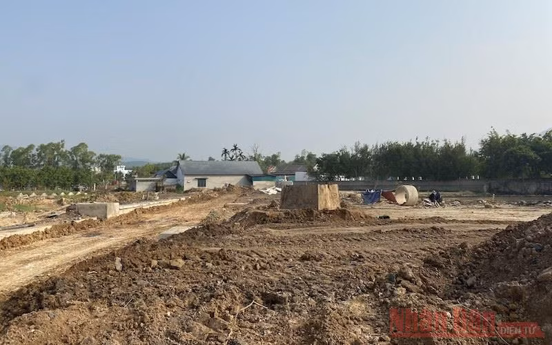 Thiếu đất đắp, nhà thầu đang tạm dừng triển khai trên diện tích này.