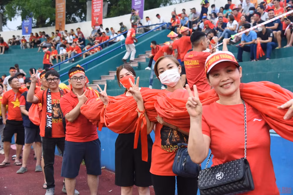 Đại kỳ được đưa vào khán đài -0